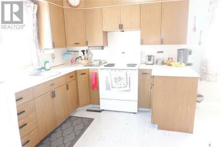 2014 4TH STREET N, Rockglen, Saskatchewan S0H 3R0, Canada
