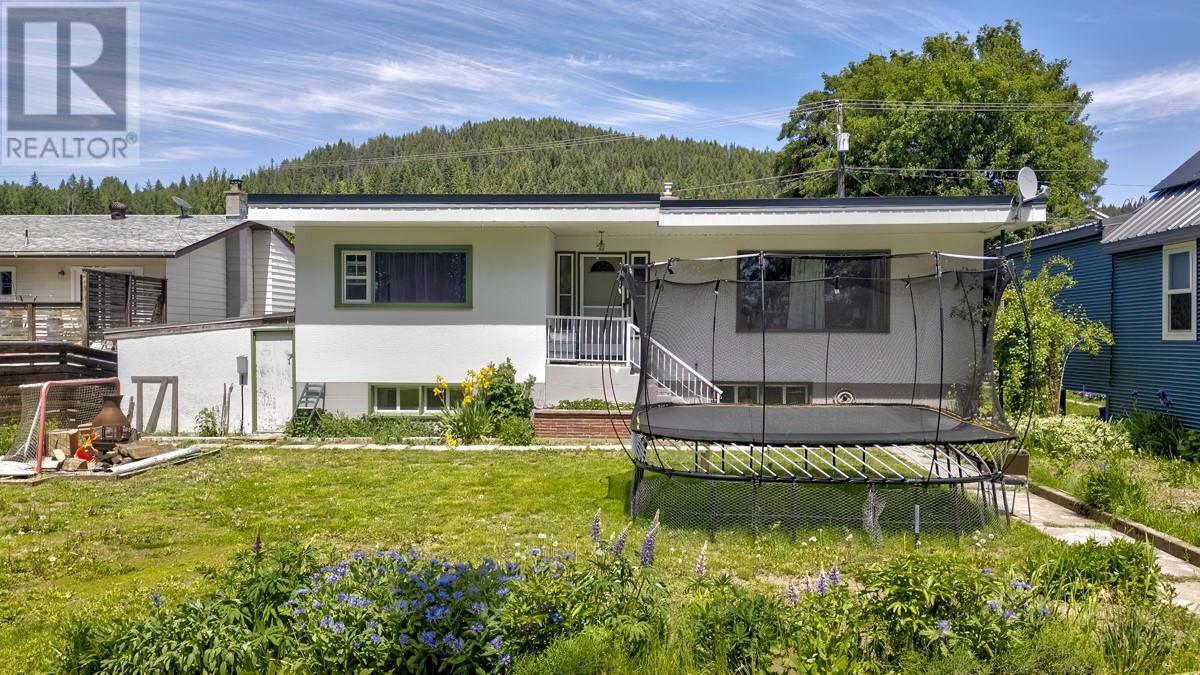 2120 THIRD AVENUE, Rossland, Colúmbia Britânica V0G 1Y0, Canadá