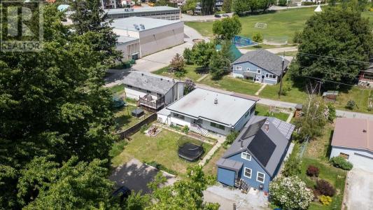 2120 THIRD AVENUE, Rossland, Colúmbia Britânica V0G 1Y0, Canadá