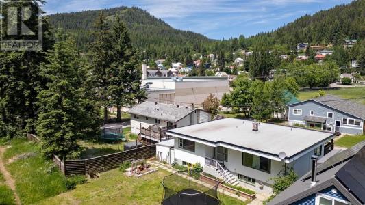 2120 THIRD AVENUE, Rossland, Colúmbia Britânica V0G 1Y0, Canadá