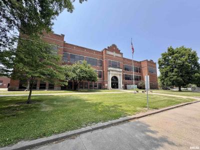 208 S JOHNSON Street, Macomb, Illinois 61455, USA