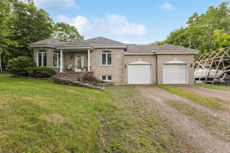 31  Rue Raymond, Val-des-Monts, Quebec J8N 7R6, Canada