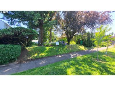 7020 NE Stanton ST, Portland, Oregon 97213, USA