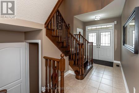 7 MCCANN CRESCENT, Bradford West Gwillimbury (bradford), אונטריו L3Z 0G5, קנדה 