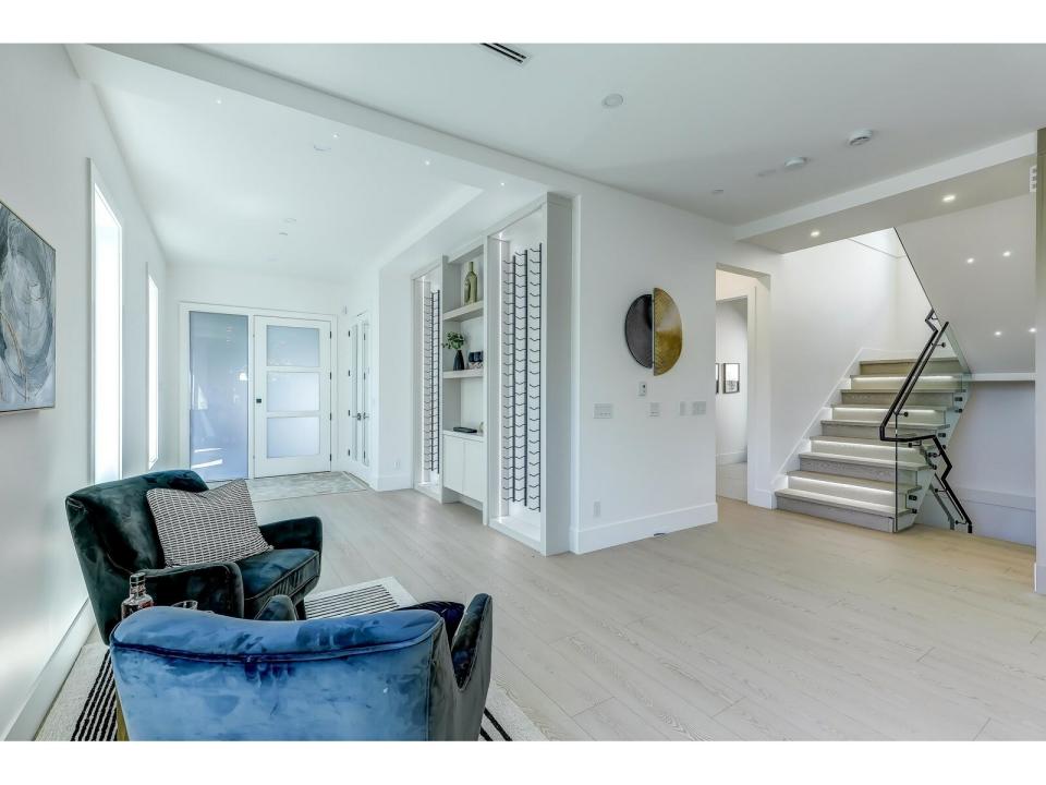 15569 OXENHAM, White Rock, British Columbia V4B 2J2, Canada