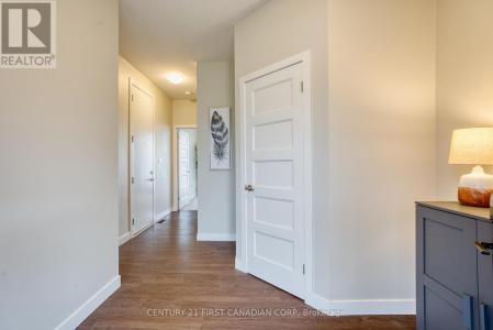 946 WEST VILLAGE SQUARE, London North (north M), Ontario N6H 0J7, Canadá