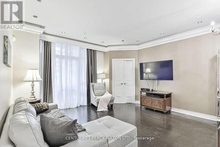 10 BLOORVIEW PLACE, Toronto (don Valley Village), Ontario M2J 0B1, Canada