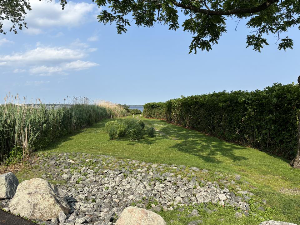 16 Mayor Lane, Warwick, Rhode Island 02889, USA