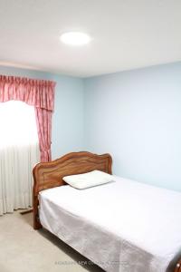 25 QUAKER RIDGE ROAD, Vaughan, Ontario L4K 2E5, Canada