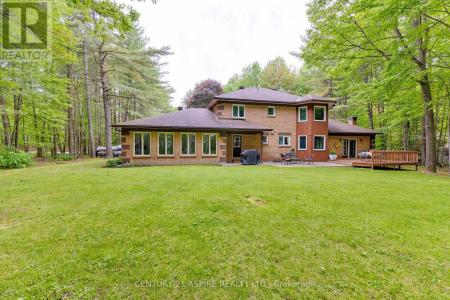 13 COUNTRY LANE, Petawawa, Ontario K8H 3E2, CANADÁ