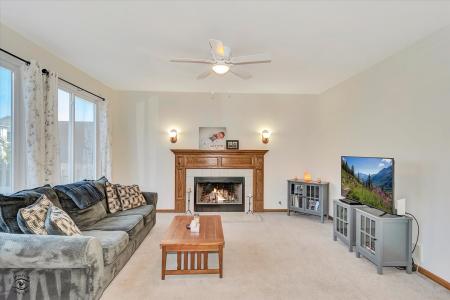 1612 Whisper Glen Drive, Plainfield, אילינוי 60586, ארצות הברית של אמריקה