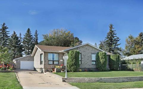 11 LAKEVIEW CRESCENT E, Brooks, Alberta T1R 0L9, Canada