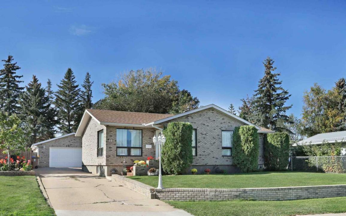 11 LAKEVIEW CRESCENT E, Brooks, Alberta T1R 0L9, Canada