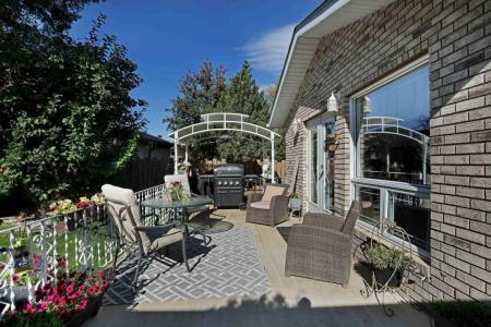 11 LAKEVIEW CRESCENT E, Brooks, Alberta T1R 0L9, Canada