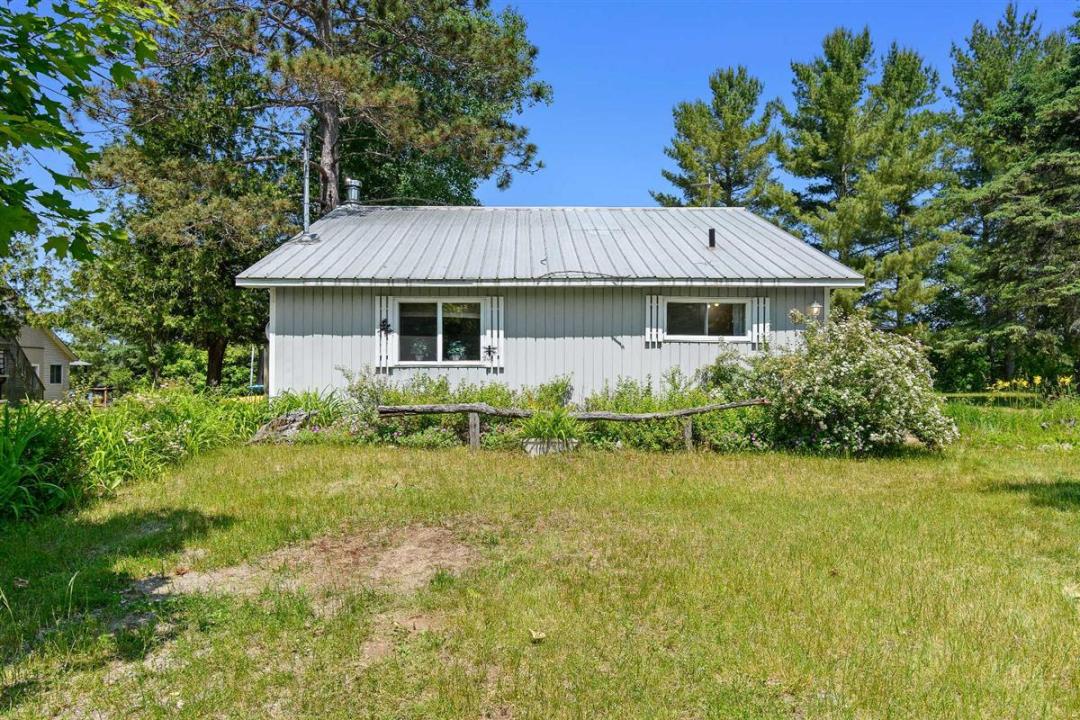 33  Ch. Côtes-Jaunes, L'Île-du-Grand-Calumet, Quebec J0X 1J0, Kanada