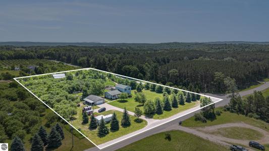 2977 Forrester Road, Frankfort, Michigan 49635, USA