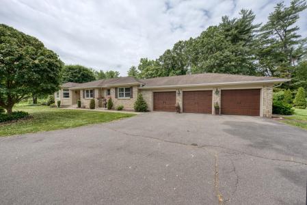 425 Pattonwood Drive, Southington, Connecticut 06489, USA
