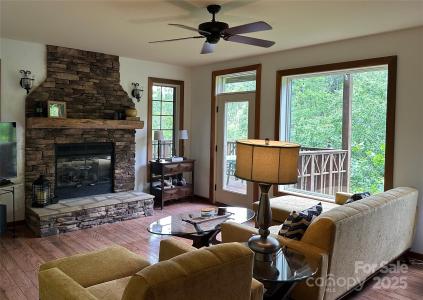 222 Creekside Way, Burnsville, North Carolina 28714