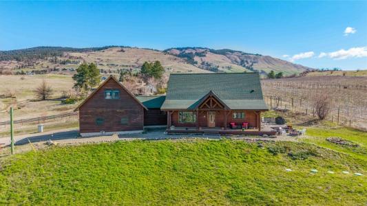 9371 6 HIGHWAY, Coldstream, British Columbia V1B 3B5, Canada
