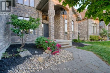 2362 MEADOWLANDS WAY, London North (north R), オンタリオ N6G 5L8, カナダ