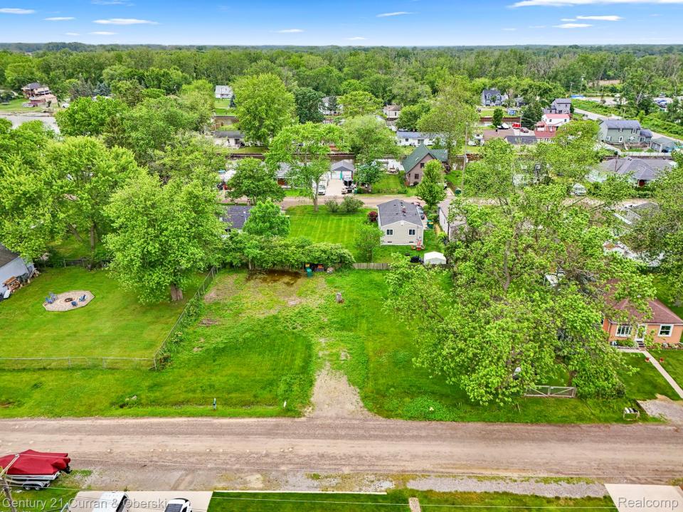 35280 Marcus Drive, Rockwood, Michigan 48173