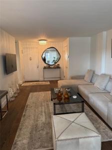 18-05 215th Street 2G, Bayside, New York 11360, HOA KỲ