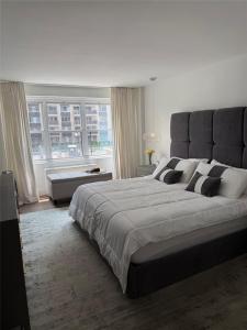18-05 215th Street 2G, Bayside, New York 11360, HOA KỲ