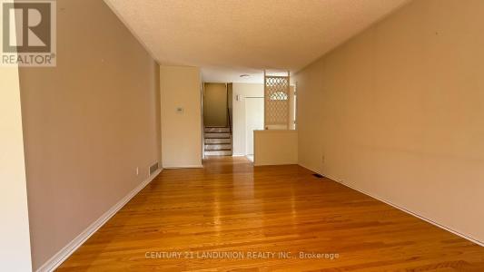 8 TRAILSIDE DRIVE, Toronto (don Valley Village), Ontario M2J 2C9, Canada