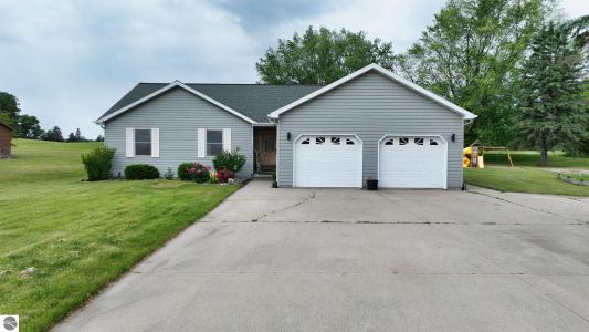 1006 N Clubhouse Drive, Lake Isabella, Michigan 48893, USA