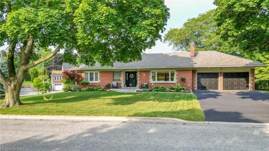 26 SIMCOE BOULEVARD, Simcoe, Ontario N3Y 3L7, Canada