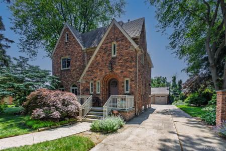 21975 Wildwood Street, Dearborn, Michigan 48128, USA