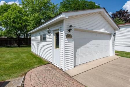 3296 Marina Drive, Park City, Illinois 60085, USA
