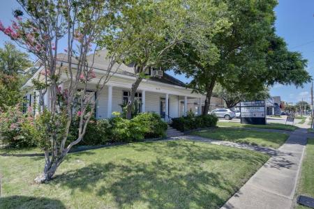 609 Ferris Avenue, Waxahachie, Texas 75165