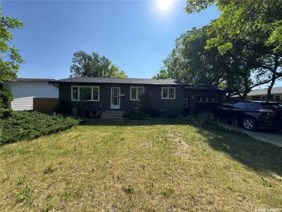 708 BRIMACOMBE DRIVE, Weyburn, Saskatchewan S4H 0A2, Canada