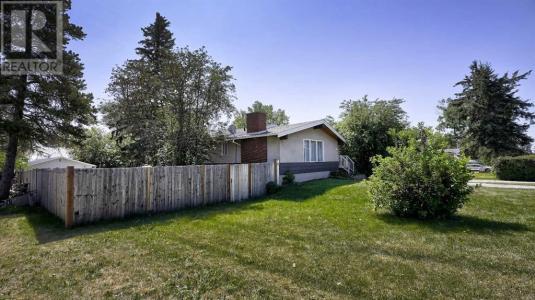 1629 ROSS STREET, Crossfield, אלברטה T0M 0S0, קנדה