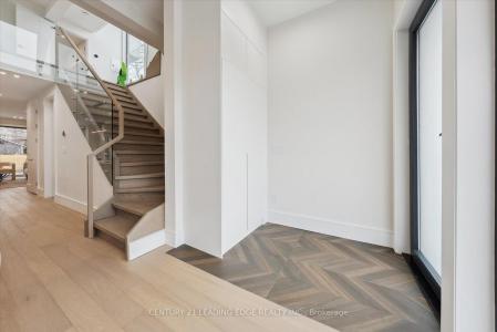 257 ROBINA AVENUE E, Toronto, Ontario M6C 3Y9, Canada
