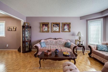 249 MOSSBROOK SQUARE, Pickering, 安大略省 L1V 6P9, 加拿大