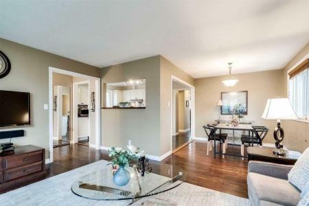 586 CHAMBERLAIN ROAD, Burlington, Ontario L7L 2V5, Canada