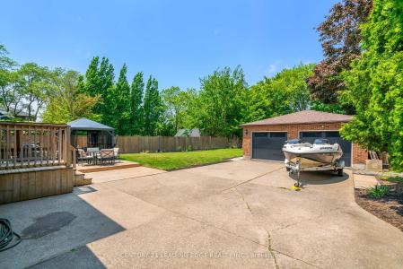 1182 LAKESHORE ROAD, St. Catharines, Ontario L2R 6P9, Canada