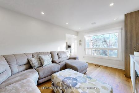 23 GILBANK DRIVE, Aurora, Ontario L4G 5G5, Canada