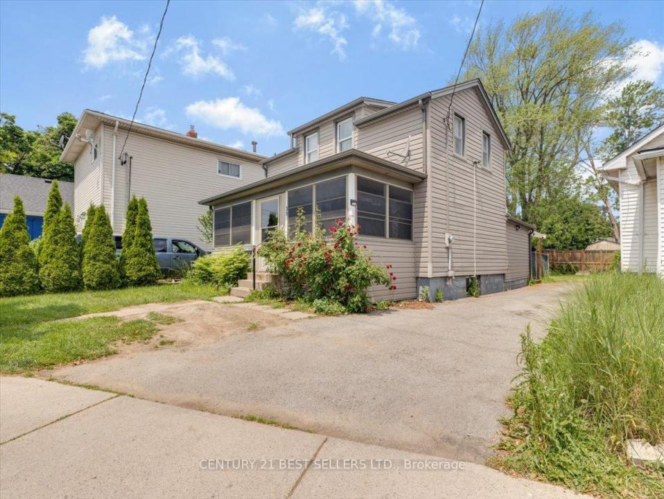 39 CARLTON STREET, St. Catharines, Ontario L2R 1P7, Canada