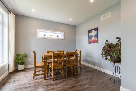 64 REDWOOD DRIVE, Belleville, Ontario K8N 0K4, Canadá