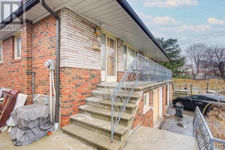 3 LAKELAND DRIVE, Toronto (thistletown-beaumonde Heights), Ontario M9V 1M8, Canada
