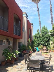 1957 N Bronson Ave #112, Los Angeles, Калифорния 90068, Соединенные Штаты