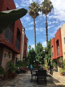 1957 N Bronson Ave #112, Los Angeles, Калифорния 90068, Соединенные Штаты