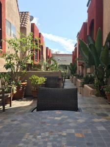 1957 N Bronson Ave #112, Los Angeles, Калифорния 90068, Соединенные Штаты
