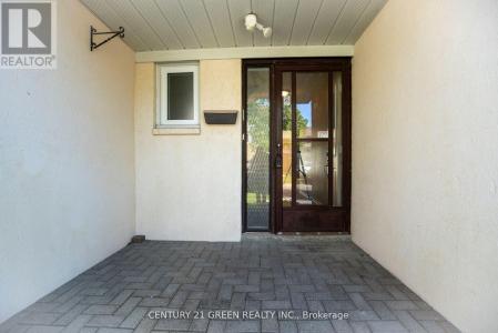 26 CARISBROOKE COURT, Brampton (central Park), Ontario L6S 3K1, Canada
