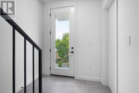10 SUMMIT AVENUE, Toronto (caledonia-fairbank), أونتاريو M6E 1X4, كندا