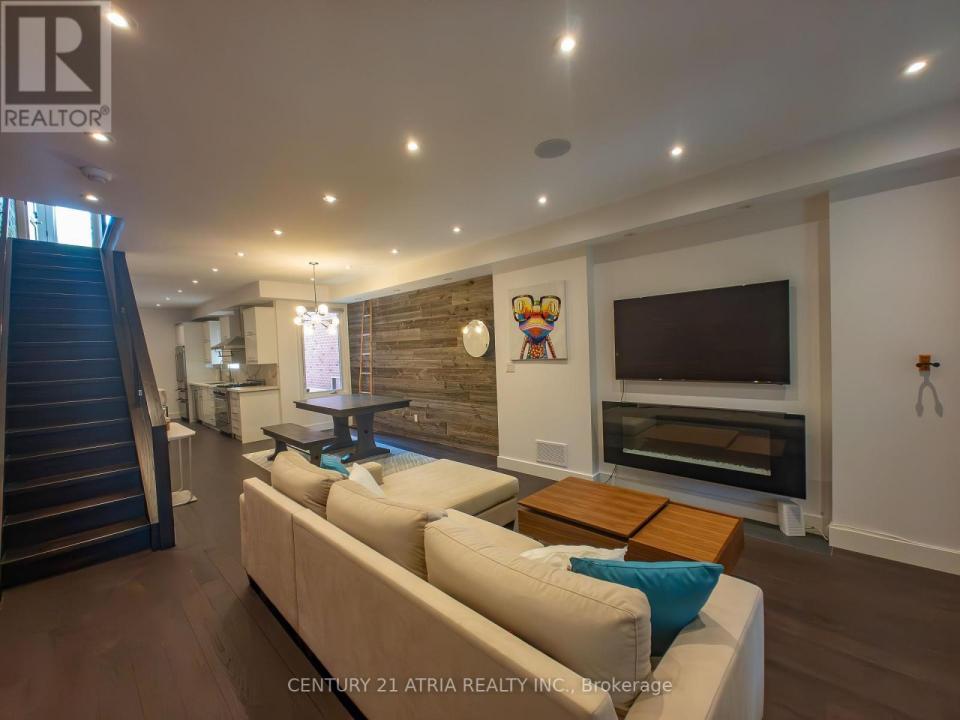 329A CLINTON STREET, Toronto (palmerston-little Italy), Ontario M6G 2Y7, Canada