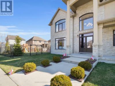 702 KLEINBURG DRIVE, London North (north B), אונטריו N5X 0J8, קנדה 